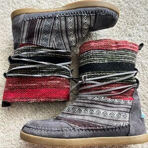 TOMS Mixed Woven Nepal Boots - size 8